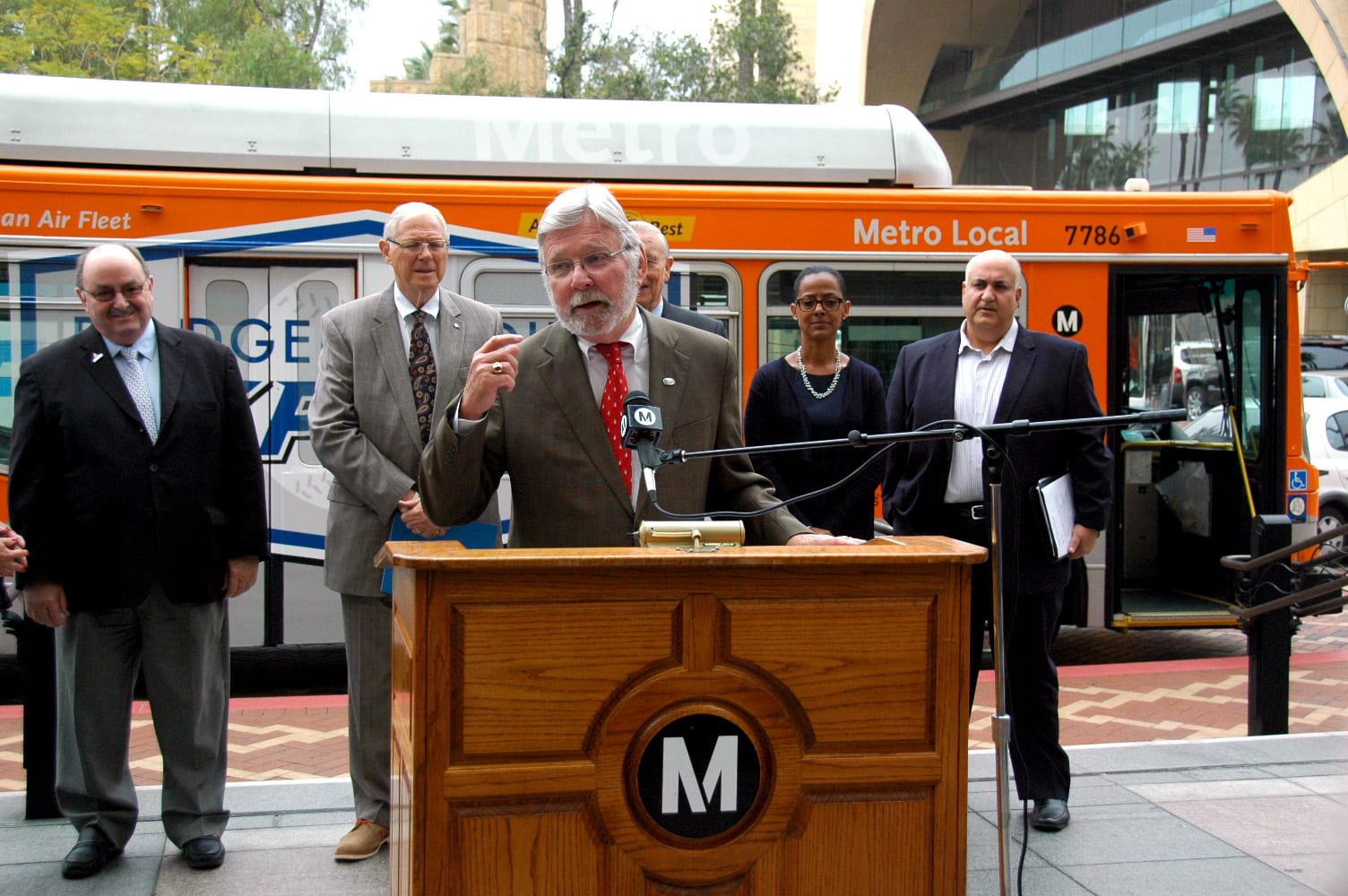 El director general ejectivo de Metro, Art Leahy, durante la conferencia en que se anunció el servicio de autobús