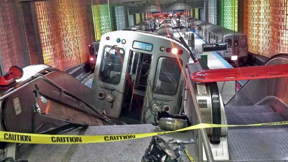 El tren se salió diez pies de las vías. Foto: AP.
