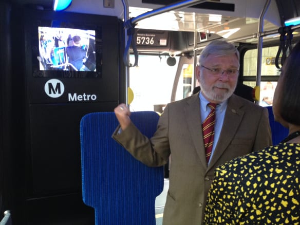 El director general ejective de Metro, Art Leahy, muestra uno de los nuevos monitores. Foto: Paul Gonzales/Metro.