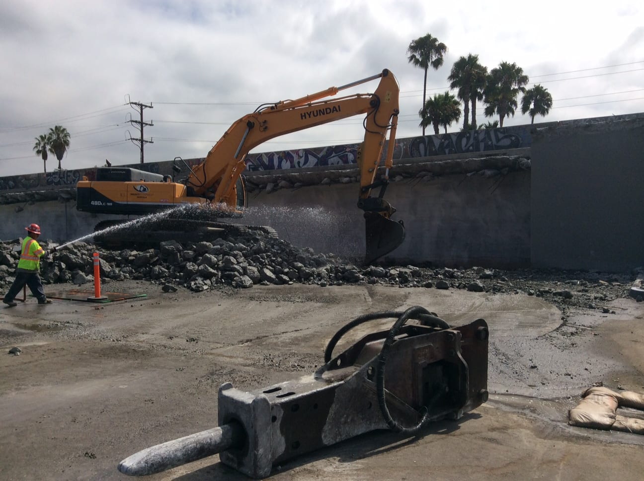 La demolición del puente ya se ha iniciado. Foto: Metro.