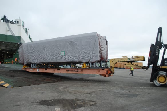 El nuevo vagón de Metro a su llegada al puerto de Long Beach.