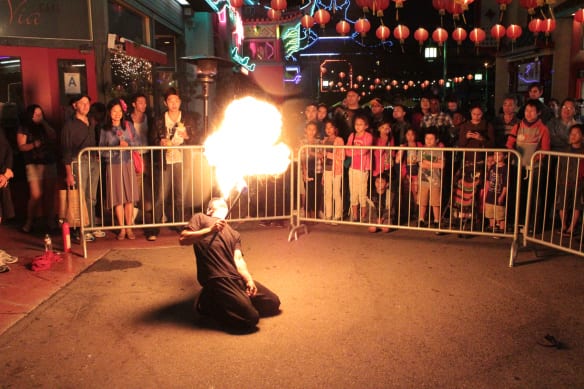 Exhibición con fuego en Chinatown. Foto: Salina Canizales/Flickr/CC.
