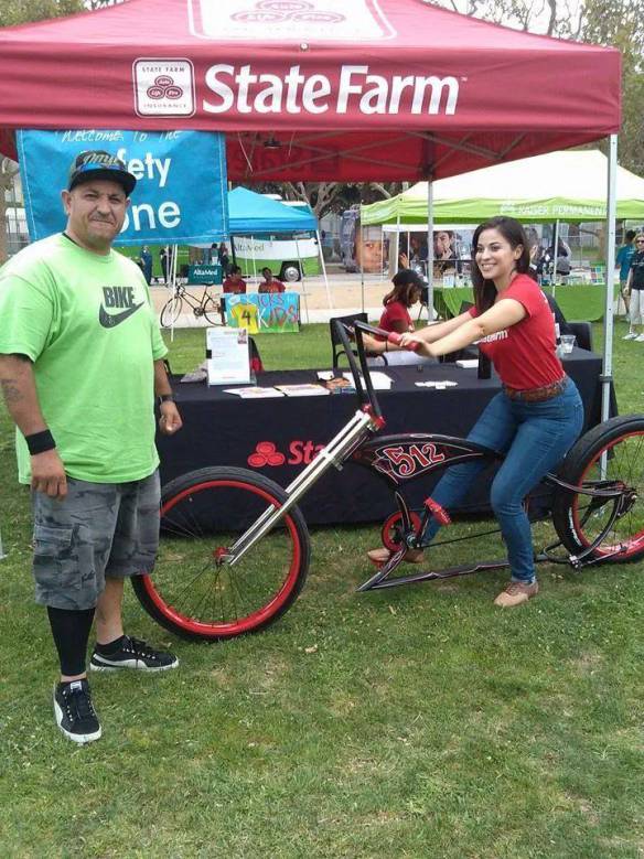 Javier Partida con una joven que prueba una nueva bicicleta.