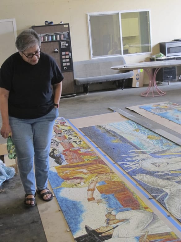 La artista inspecciona el proceso de elaboración de su obra. Foto: Perdomo Studio.