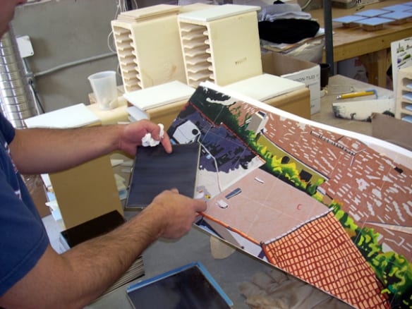 Un artesano compara la obra original con el azulejo. Foto: Mosaika Art & Design.