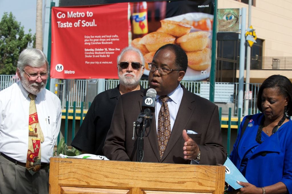 Mark Ridley-Thomas, supervisor del condado de LA y vicepresidente de la Junta Directiva de Metro durante el evento en el que se dio a conocer la campaña para ayudar a los comerciantes de Crenshaw. Foto: Gary Leonard/Metro.