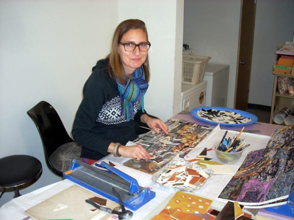 La artista Susan Logoreci en el estudio de Mosaika Art & Design. Foto: Mosaika Art & Design.