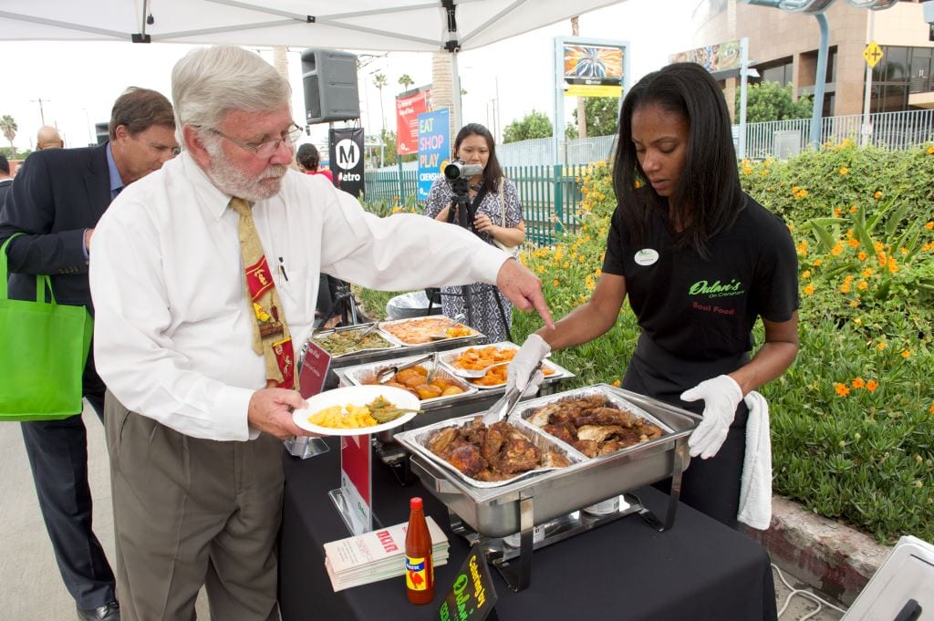 Art Leahy, director general ejecutivo de Metro, prueba la comida de uno de los restaurantes del área. Foto: Gary Leonard/Metro.