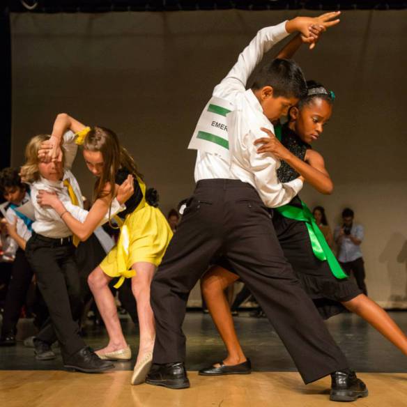 Vean qué bien bailan estos niños. Foto: Cortesía de Dancing Classrooms LA.