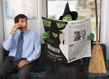 Elphaba (también conocida como la bruja de Wicked del Oeste) toma Metro cuando se le rompe su escoba.