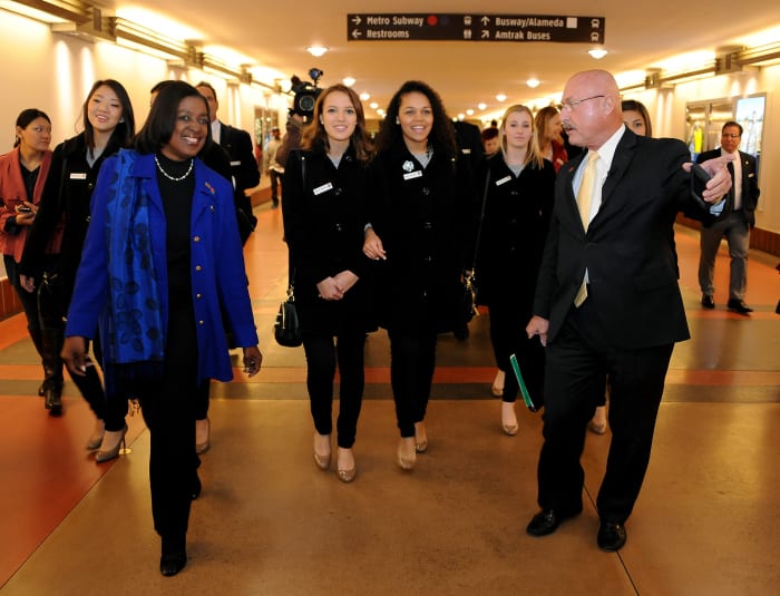 La integrante de la Junta Directiva de Metro, Jackie Dupont-Walker, se une a la Reina del Desfile de las Rosas y a su corte. Foto: Juan Ocampo/Metro.
