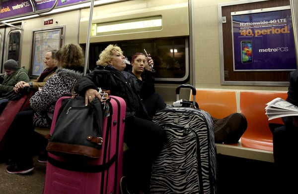 El ocupar demasiado espacio con objetos como equipaje y bolsos demasiado grandes es una de las cosas que más molestan a otros pasajeros: Foto Hiroiko Masuke/The New York Tmes.
