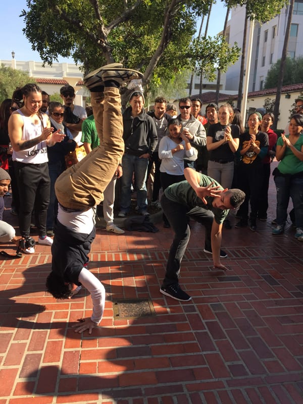 Dos capoeristas deleitan con su actuación al público de Union Station.