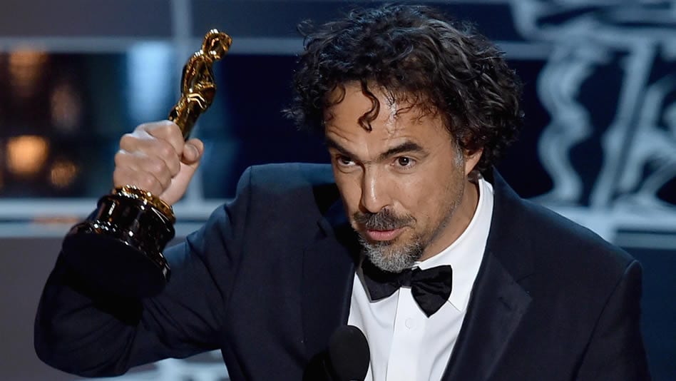 González Iñárritu al recibir uno de los tres premios Oscar por "Birdman". Foto: CNN México.