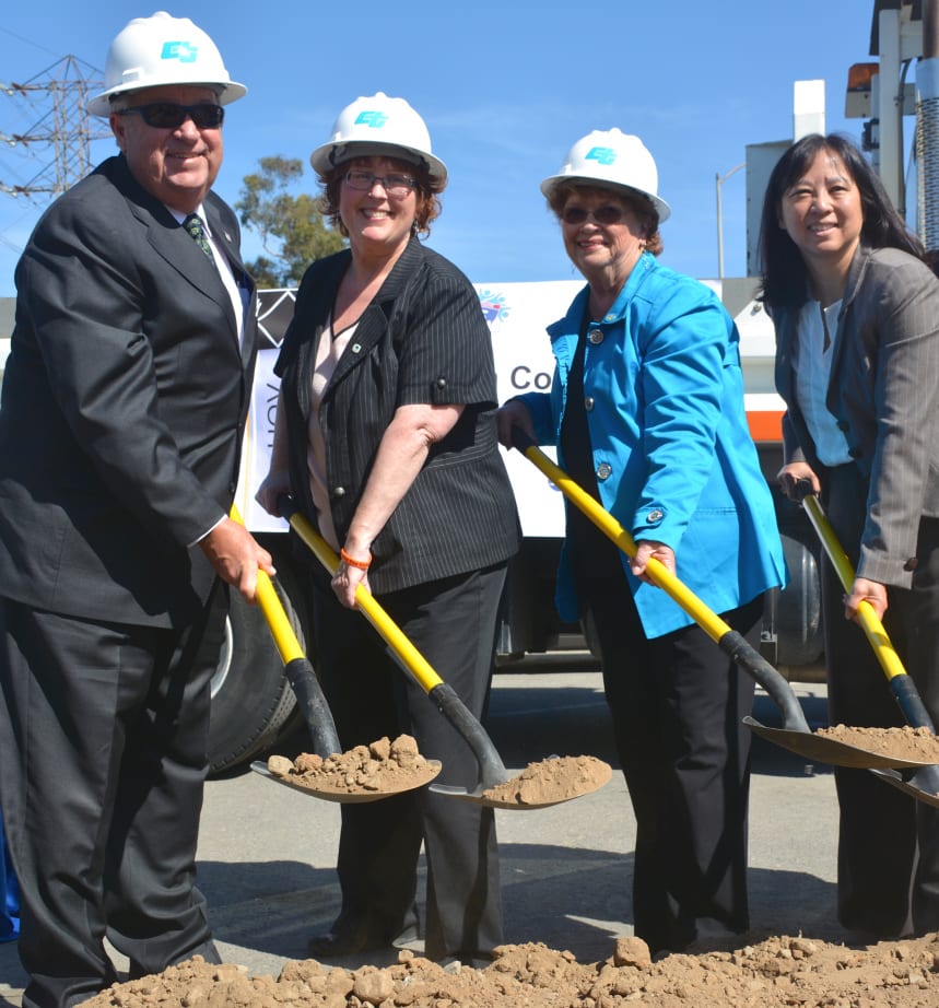 De izquierda a derecha, Don Knabe, miembro de la Junta de Metro y supervisor del condado de LA; Pam O'Connor, dela Junta Directiva de Metro y Lindsey Lee, subdirectora general ejecutiva de Metro.