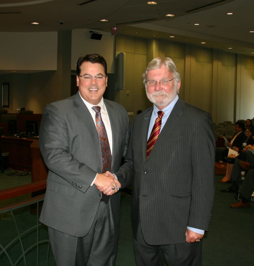 De izq. a der.,el presidente de la Junta de Metrolink, Shawn Nelson y el próximo director general ejecutivo de Metrolink, Art Leahy. Foto: Metrolink.