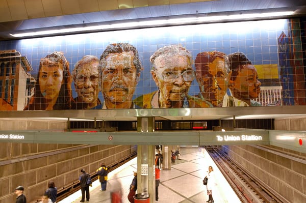 La obra People going/People coming de Richard Wyatt en la estación Wilshire/Western de la Línea Roja.
