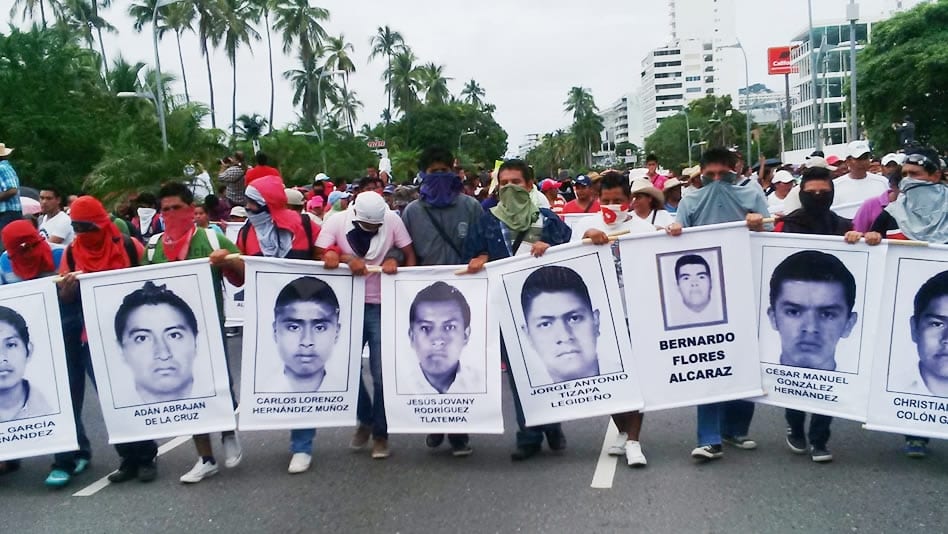 Padres de los jóvenes desaparecidos de Ayotzinapa.