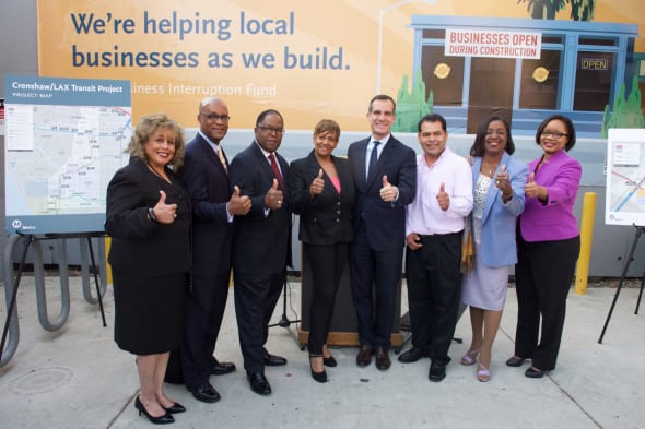 Funcionarios de Metro y del condado de Los Ángeles, entre ellos el alcalde Eric Garcetti, el supervisor Mark Ridley-Thomas y Jacqueline Dupont-Walker durante la entrega de cheques a dueños de pequeños negocios.