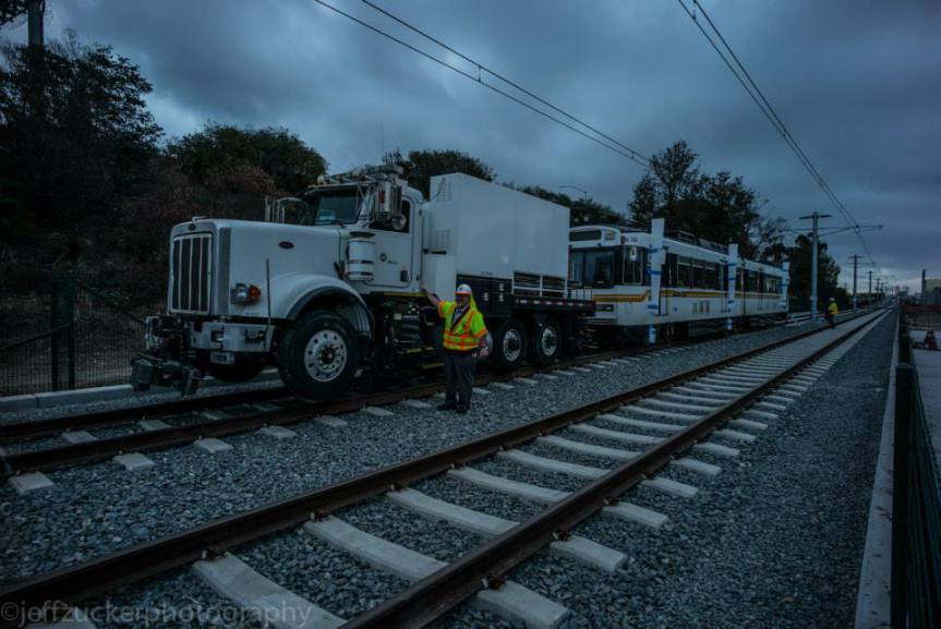 Las pruebas empezaron en Bagley Avenue el lunes por la mañana. Foto: Jeff Zucker/Expo Line Construction Authority.