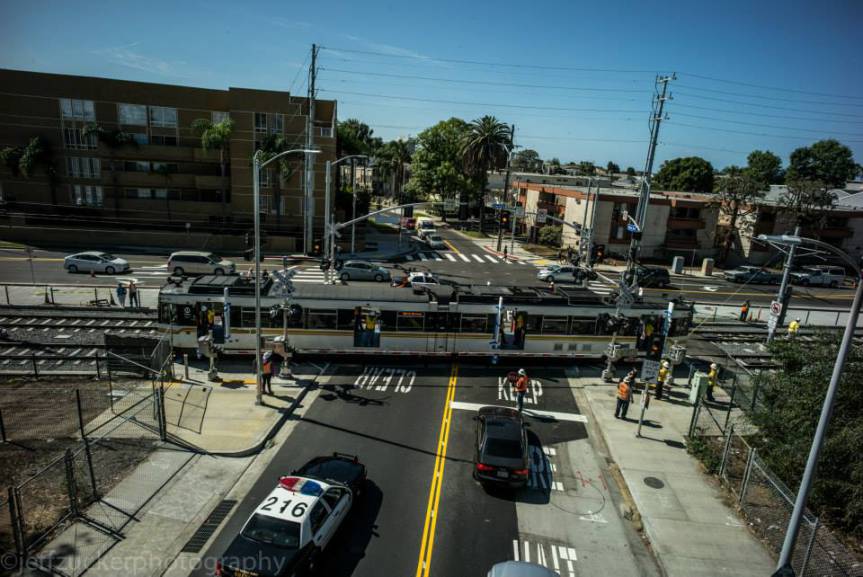 El tren pasa por el cruce de Bagley Avenue con su propia electricidad. Foto: Jeff Zucker/Expo Line Construction Authority.