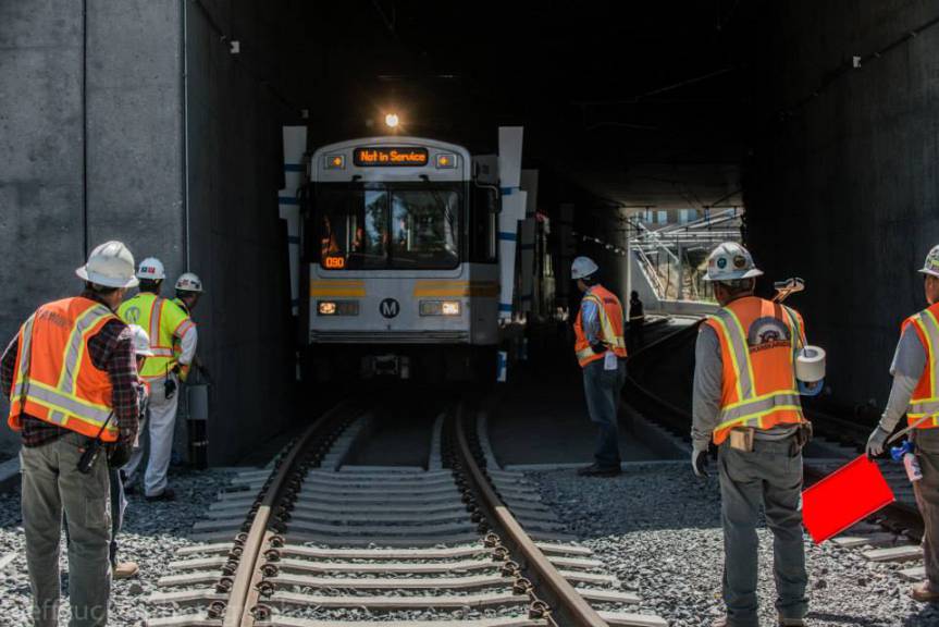 El tren pasa por debajo de la autopista Santa Mónica. Foto: Jeff Zucker/Expo Line Construction Authority.