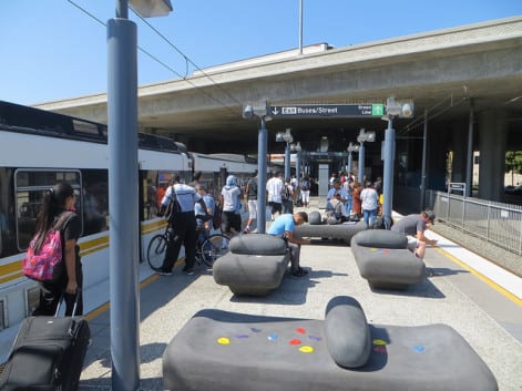 Pasajeros en la estación Willowbrook de la Línea Azul. Foto: David Wilson vía Flickr creative commons.