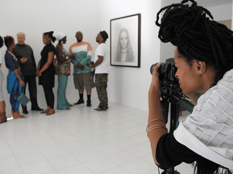 La artista Kenturah Davis toma fotos de gente que luego elige para hacer sus dibujos. Foto: Cortesía de Papillion Art.