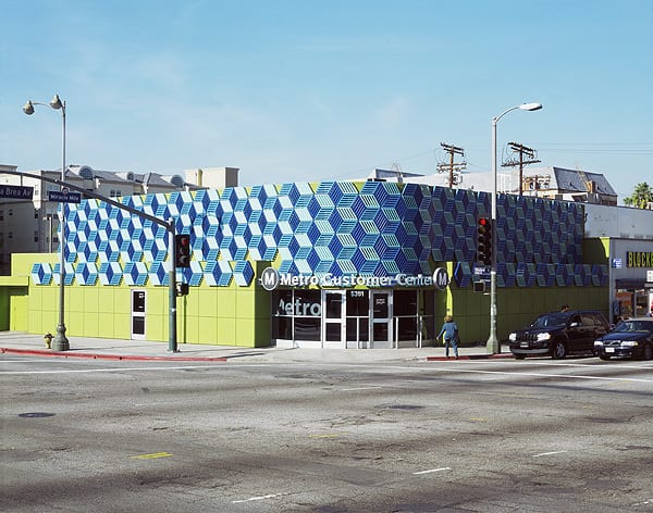 La obra de Jim Isermann en  la esquina de Wilshire y La Brea.
