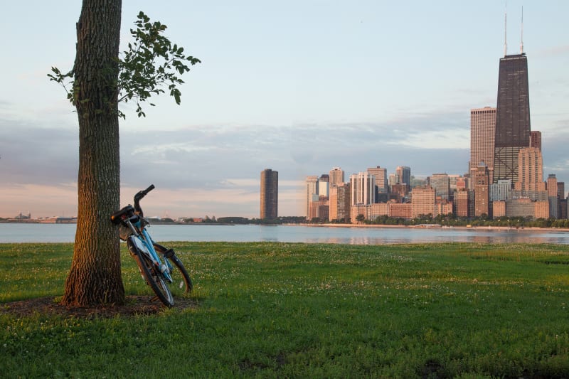 Una bicicleta Divvy con el edificio del John Hancock Center como fondo. Foto: 