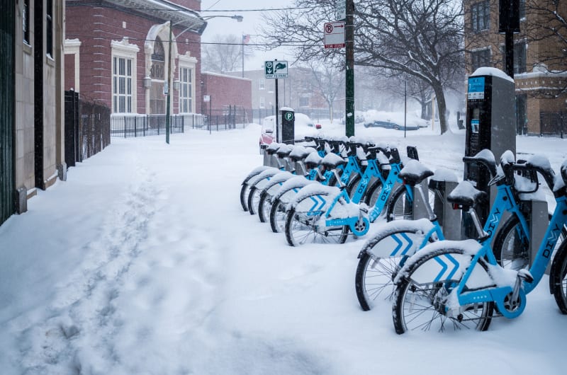 Una estación de bicicletas Divvy en el invierno.
