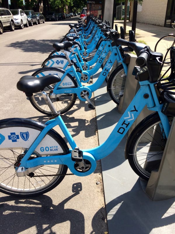 Estación de bicis en un vecindario de Chicago.