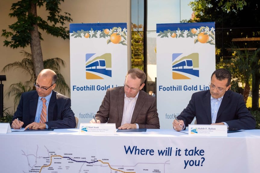 Contratistas y funcionarios de la Dirección de Construcción de la Extensión de la Línea Dorada a Foothill firman el contrato de finalización de la obra. Foto: Steve Hymon/Metro.