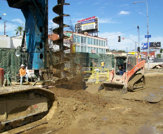 Instalación de pilares en Vernon y Crenshaw. Foto: Metro.