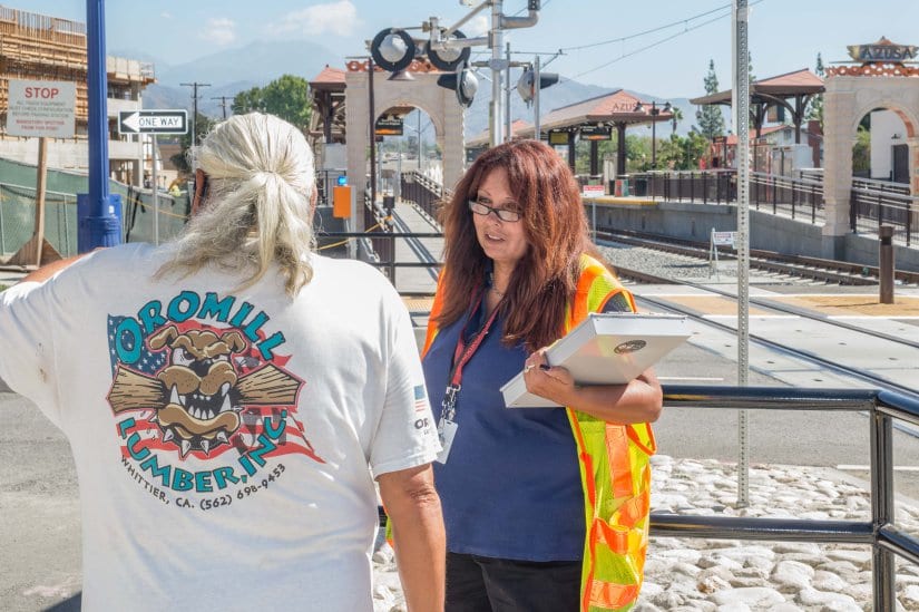 Una embajadora de seguridad en la estación Azusa Downtown. Foto: Steve Hymon/Metro.