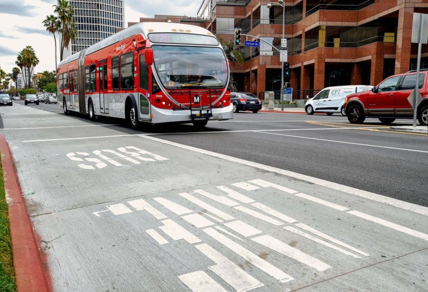 Autobús de transporte rápido en Wilshire Boulevard. Foto: Steve Hymon/Metro.