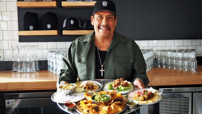 El actor Danny Trejo con algunos de los tacos que se ofrecerán en su restaurante. Foto: LATimes.