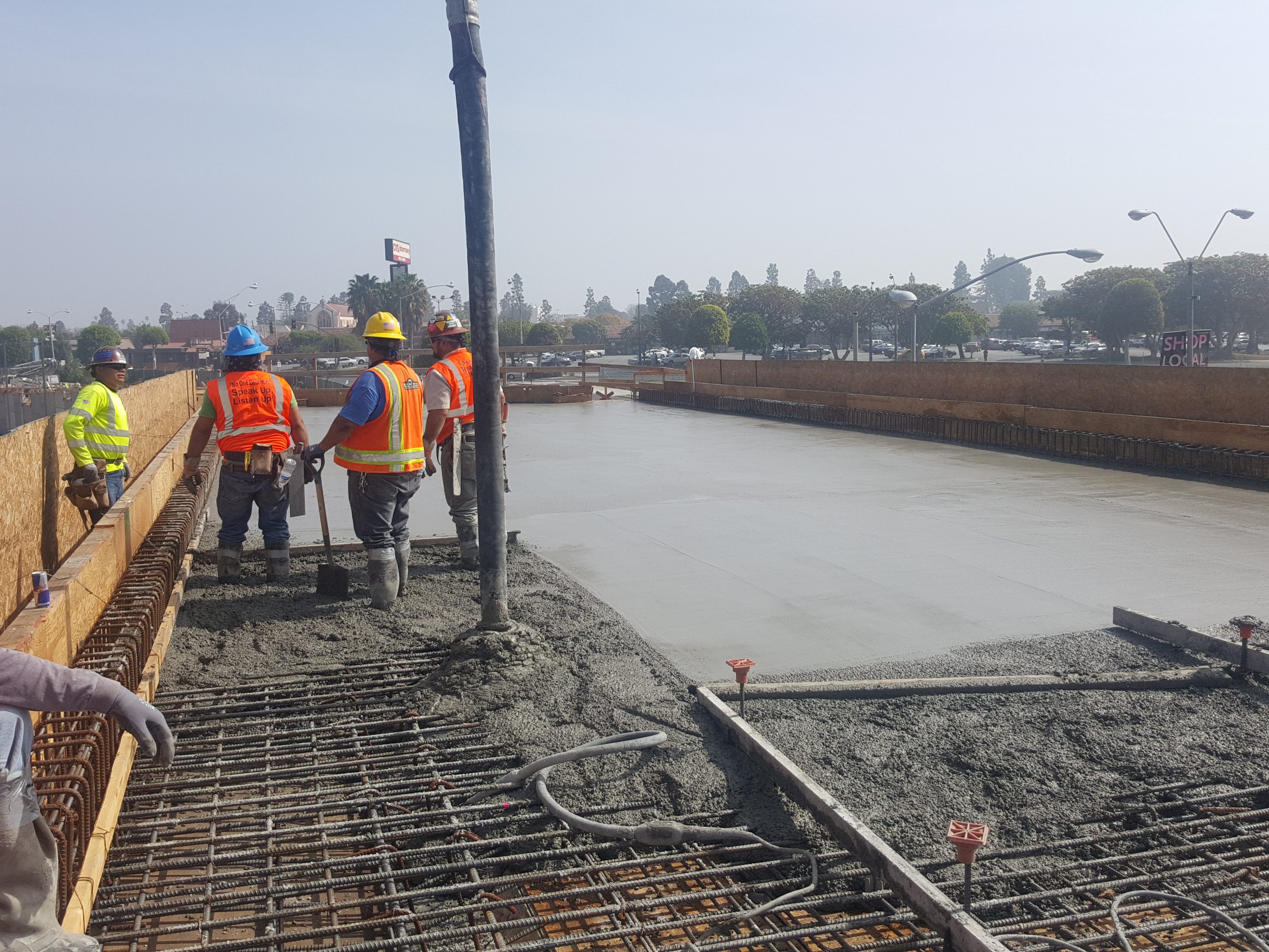 Trabajadores en el puente de La Brea. Foto: Metro.
