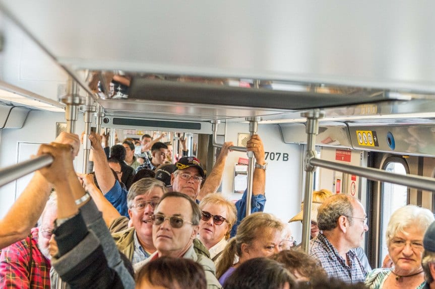 Pasajeros de la Línea Dorada. Foto: Steve Hymon/Metro.
