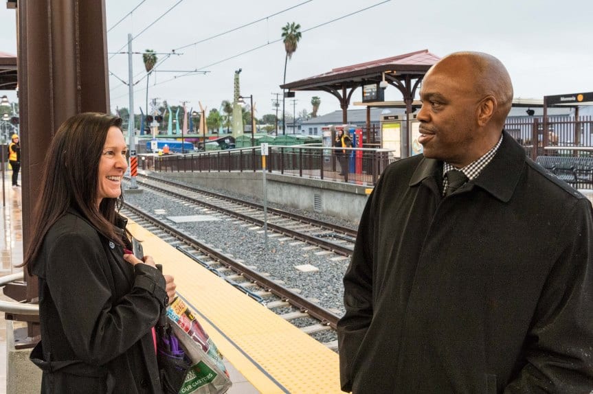 El director general ejecutivo de Metro, Phil Washington, platica con una pasajera en la estación Monrovia.