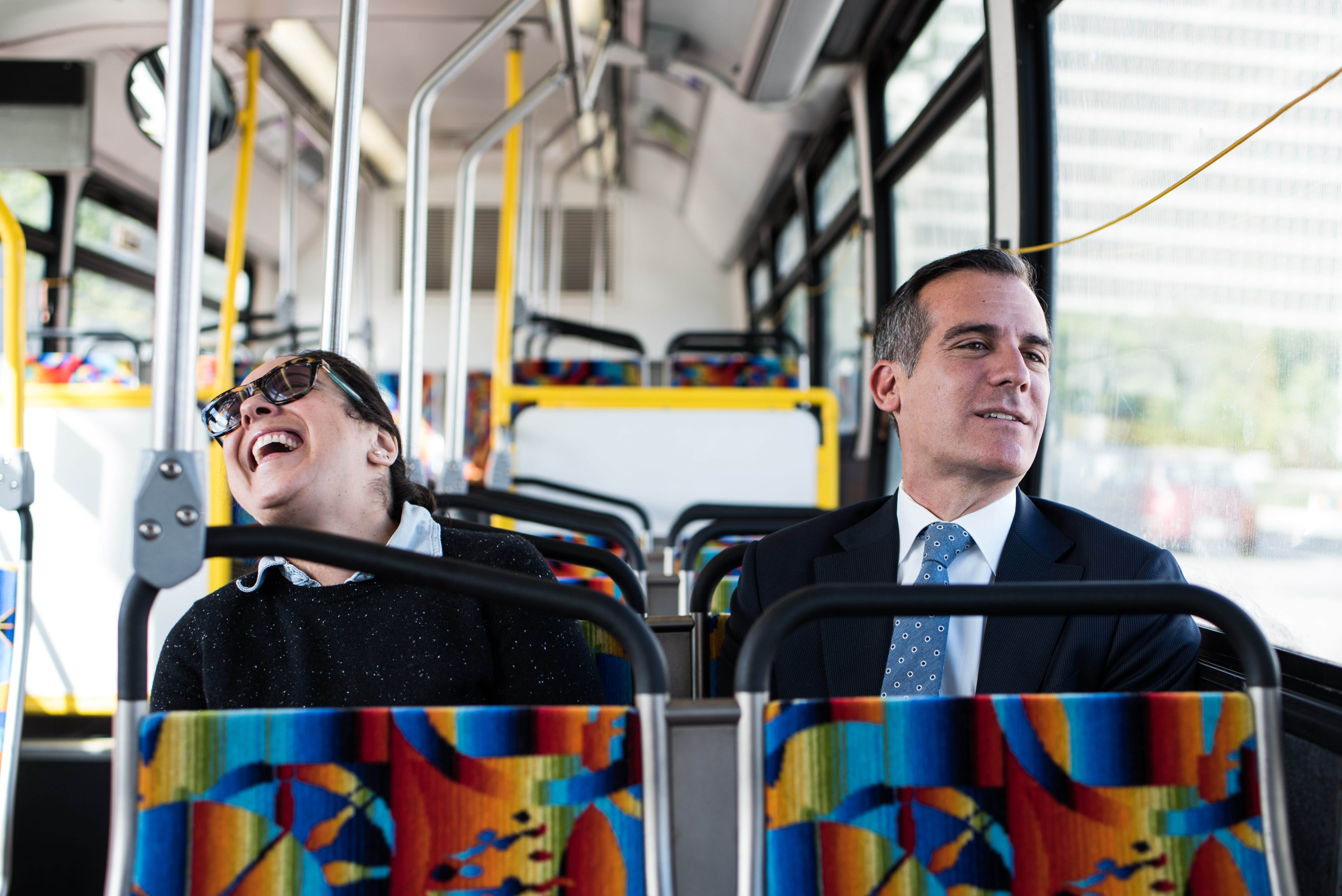 El alcalde Eric Garcetti viaja con una pasajera en un autobús de Metro.