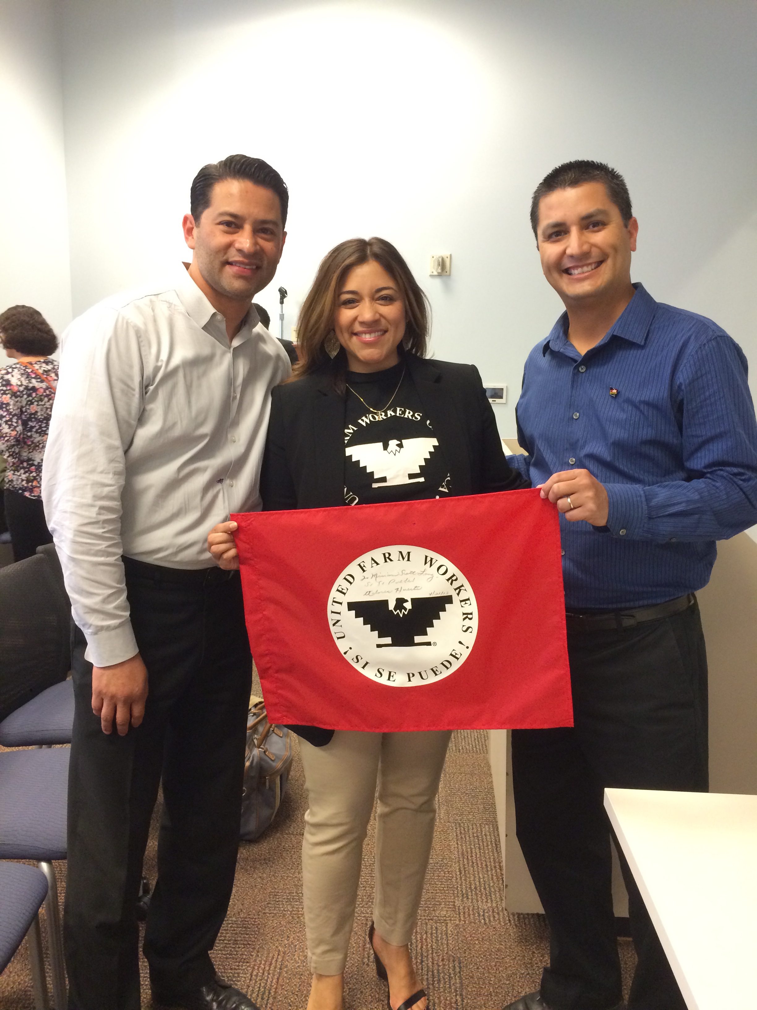 De izquierda a derecha, Alfonso Trujillo, de la Fundación César Chávez; Marisela Villar, coordinadora del evento y César Chávez, nieto del líder agrario.