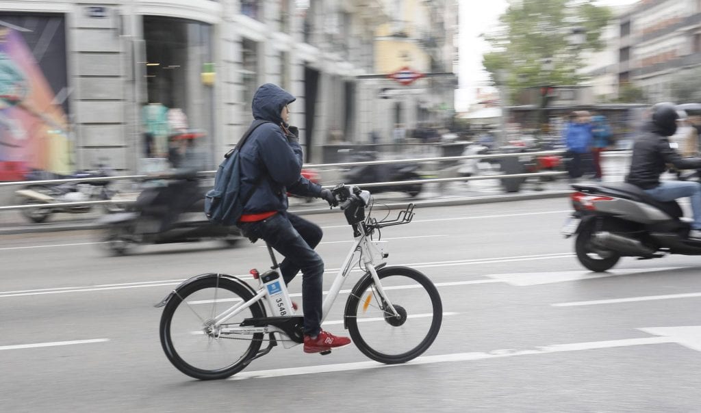 Una manera de combatir el cambio climático es usar la bicicleta en lugar del auto.