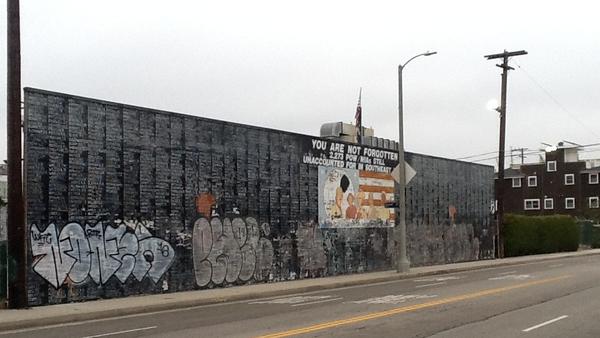 Vista del mural profanado. Foto: Stewart Oscars/LATimes.