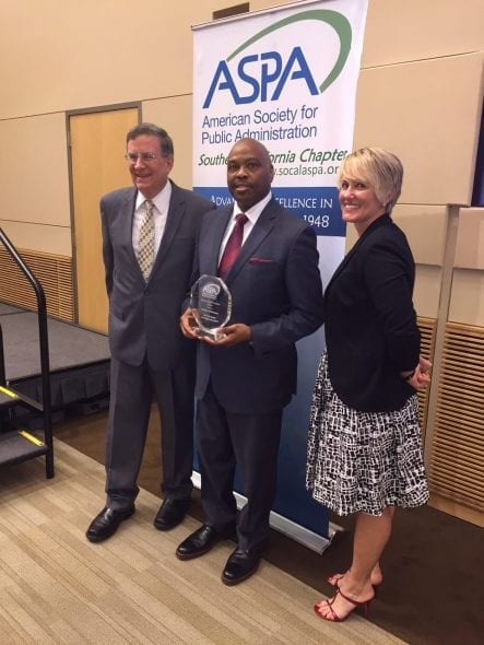 De izquierda a derecha, John Fasana, miembro de la Junta de Metro, Phil A. Washington, director general ejecutivo de Metro y Debbie Dillon, de ASPA y Council of the Southern California Association of Governments.