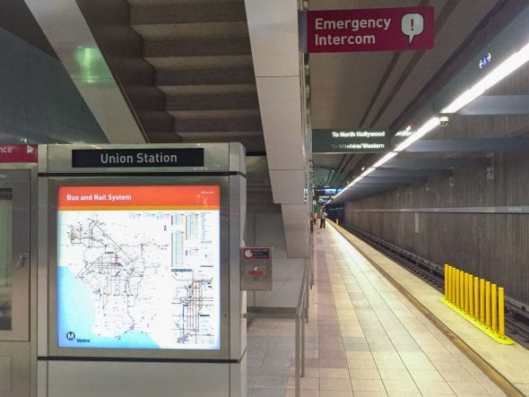En las plataformas de las estaciones, los botones están marcados con líneas rojas.