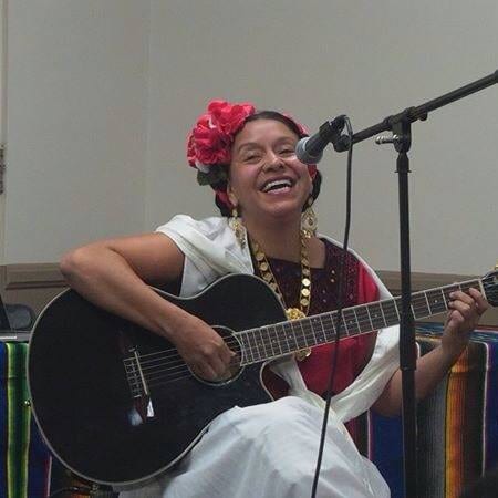 La profesora y artista Gloria Arjona.