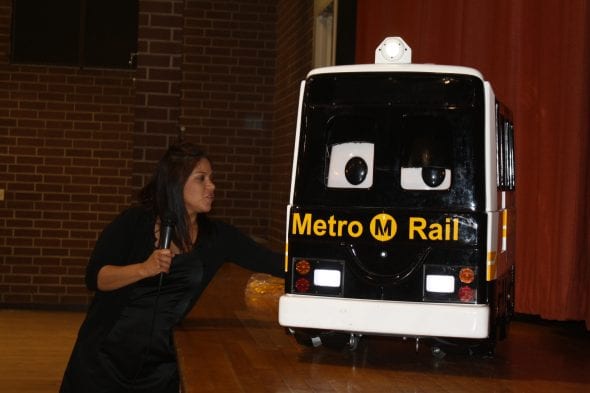 Jennifer Mendoza Arndt durante una de sus presentaciones con un robot en forma de tren.