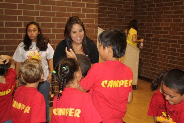 Jennifer contesta preguntas sobre seguridad en un evento comunitario con niños.