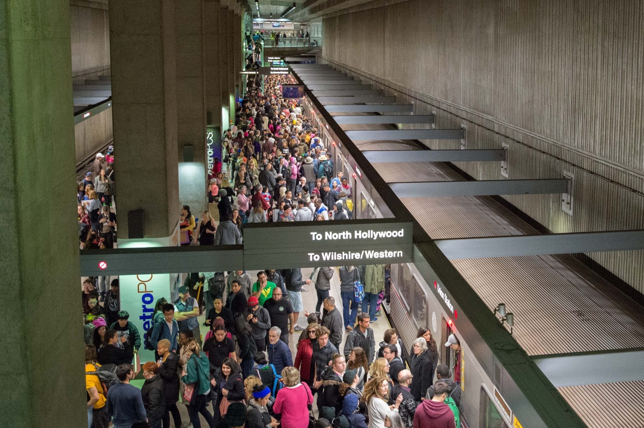 592,000 abordaron Metro para ir a la Marcha de las Mujeres en L.A.